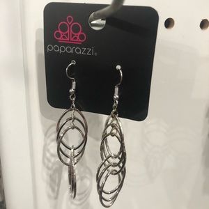 paparazzi Jewelry - Tangle Tango Silver Oval Dangle Earrings Paparazzi paparazzi Jewelry - Tangle Tango Silver Oval Dangle Earrings Paparazzi